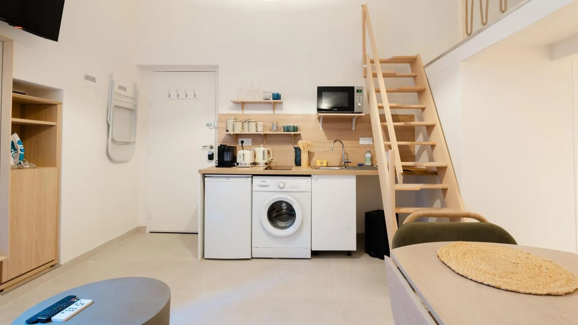 New- Cozy Apartment -4 Guests - Air Conditioning Nice